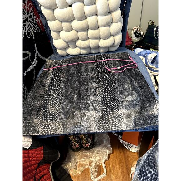 Guess Jeans Grey Velvet Snake Print Mini Skirt with Pink Belt Size XS NWT - Picture 1 of 2